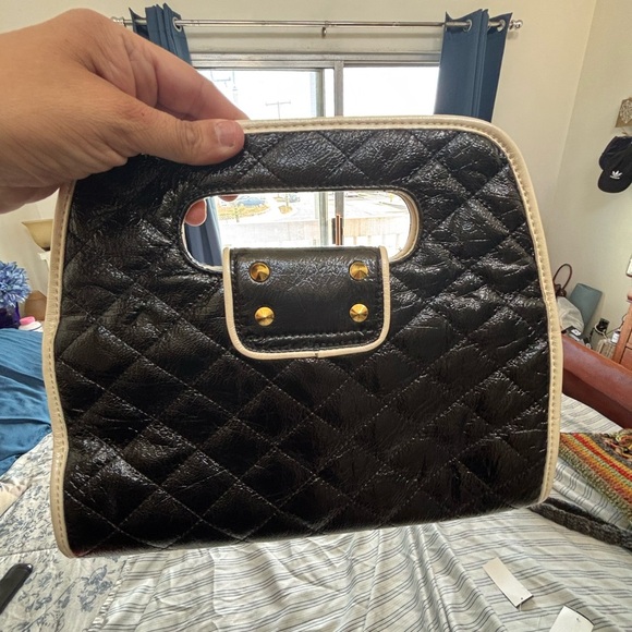 Elegant Black Quilted Handbag - Picture 6 of 7